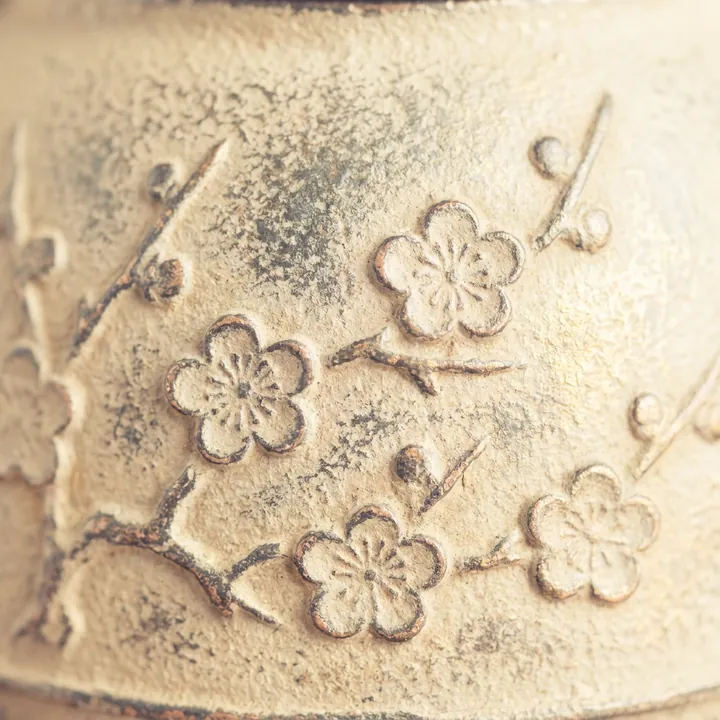 梅の文様をあしらった南部鉄瓶のイメージ